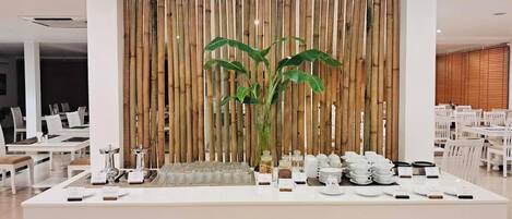 Breakfast, lunch, dinner served; international cuisine