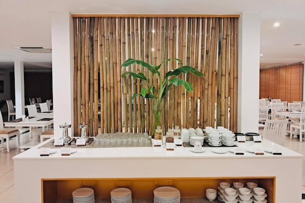 Breakfast, lunch, dinner served; international cuisine