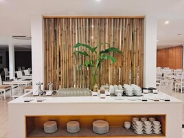 Breakfast, lunch, dinner served; international cuisine 