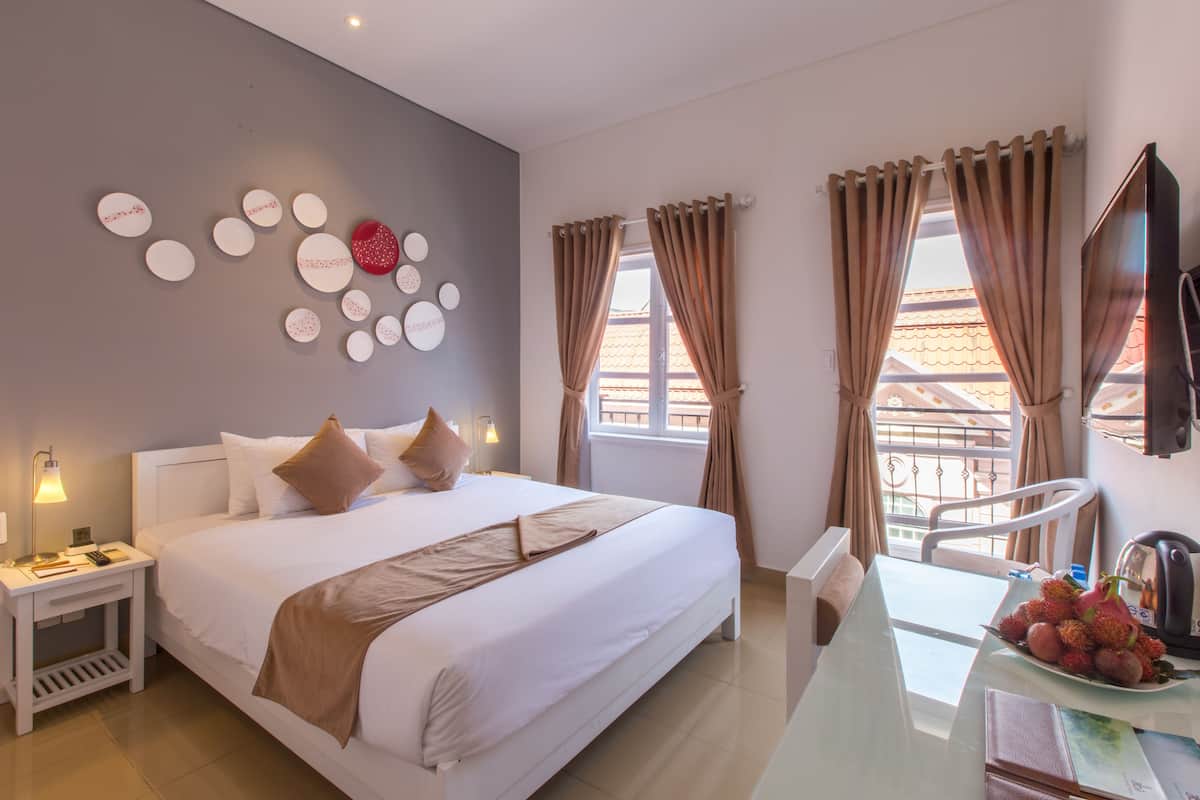Camera Deluxe con letto matrimoniale o 2 letti singoli | Minibar, una cassaforte in camera, una scrivania, tende oscuranti