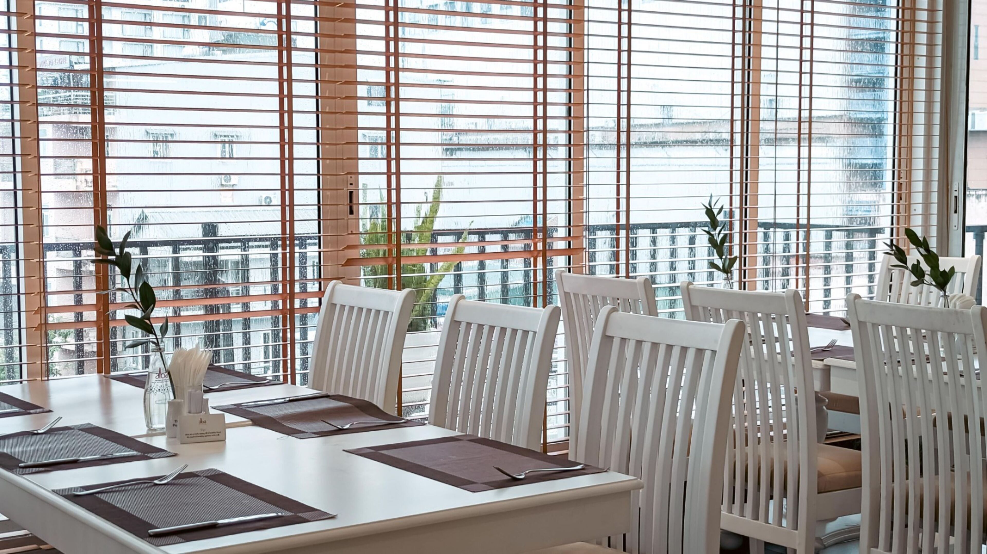 breakfast, lunch, dinner served; international cuisine