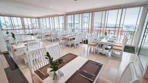 حيث تُقدم وجبات الإفطار، الغداء، العشاء، الأطباق العالمية