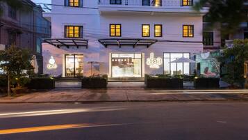 Majoituspaikan julkisivu illalla/yöllä