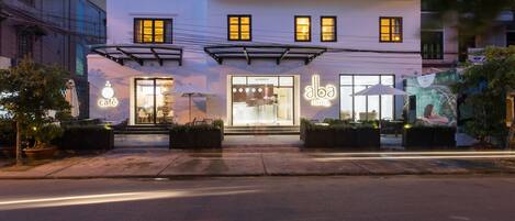 施設の正面 (日没後)