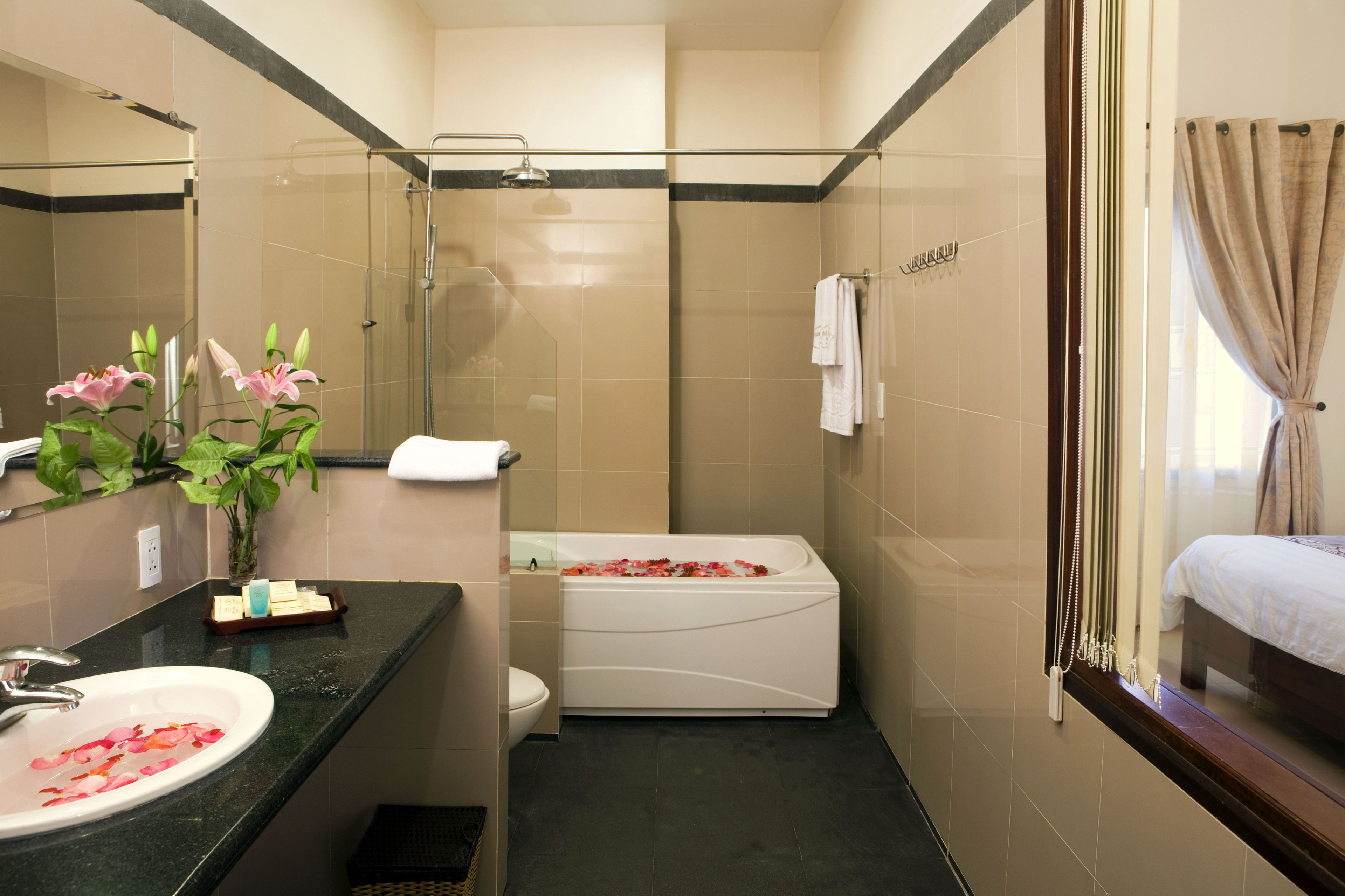 alba executive double room, city view | bathroom | shower, free toiletries, hair dryer, bathrobes