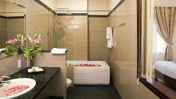 Kahden hengen executive-huone, kaupunkinäköala (Alba) | Kylpyhuone | Suihku, ilmaiset hygieniatuotteet, hiustenkuivaaja, kylpytakit