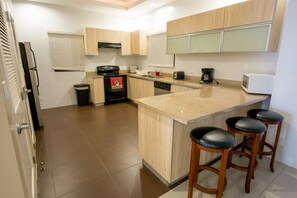 Vila de três quartos | Cozinha privada | Geladeira grande, micro-ondas, cooktop, lava-louças