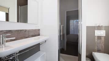 Ducha, artículos de tocador gratuitos, secador de pelo, toallas