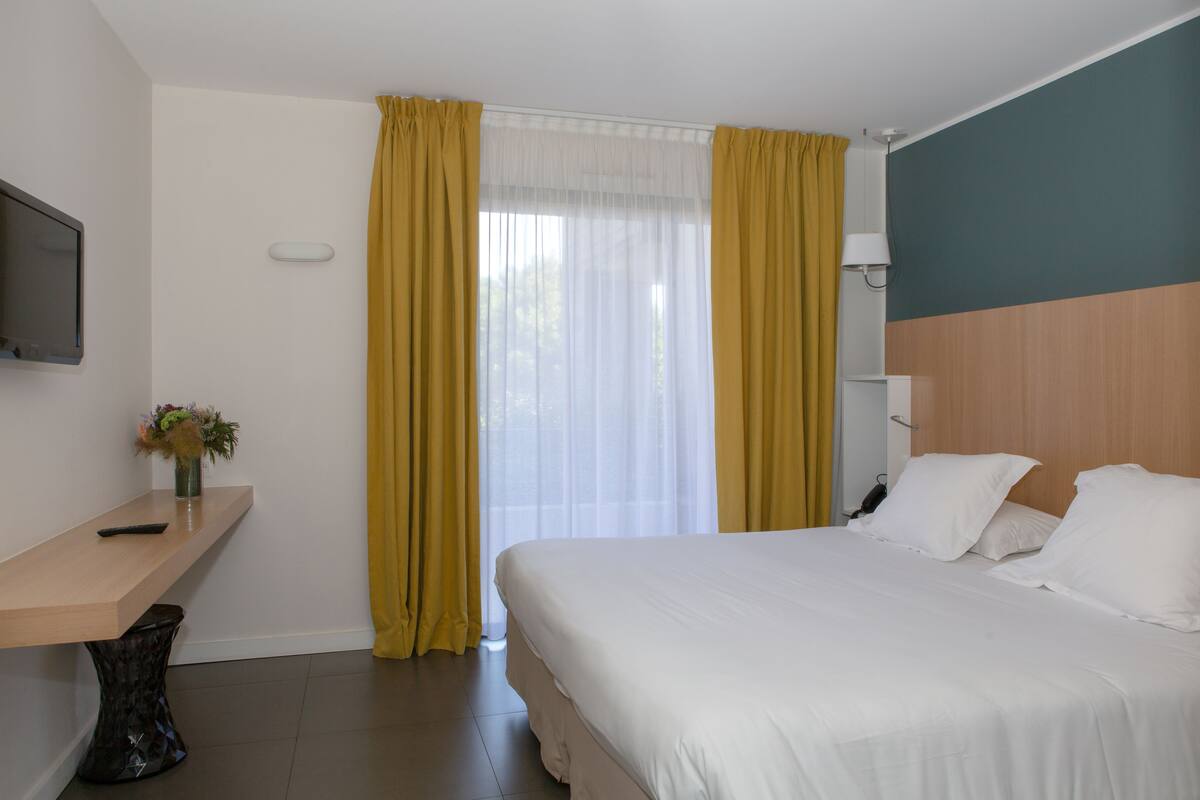 1 Schlafzimmer, Zimmersafe, Schreibtisch, laptopgeeigneter Arbeitsplatz