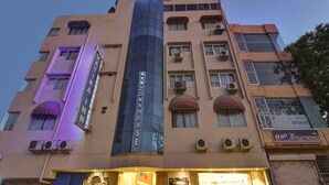 Um edifício de vários andares com uma placa bem visível que diz 'OVOTOWNHOUSE'.