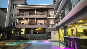 Outdoor pool, sun loungers