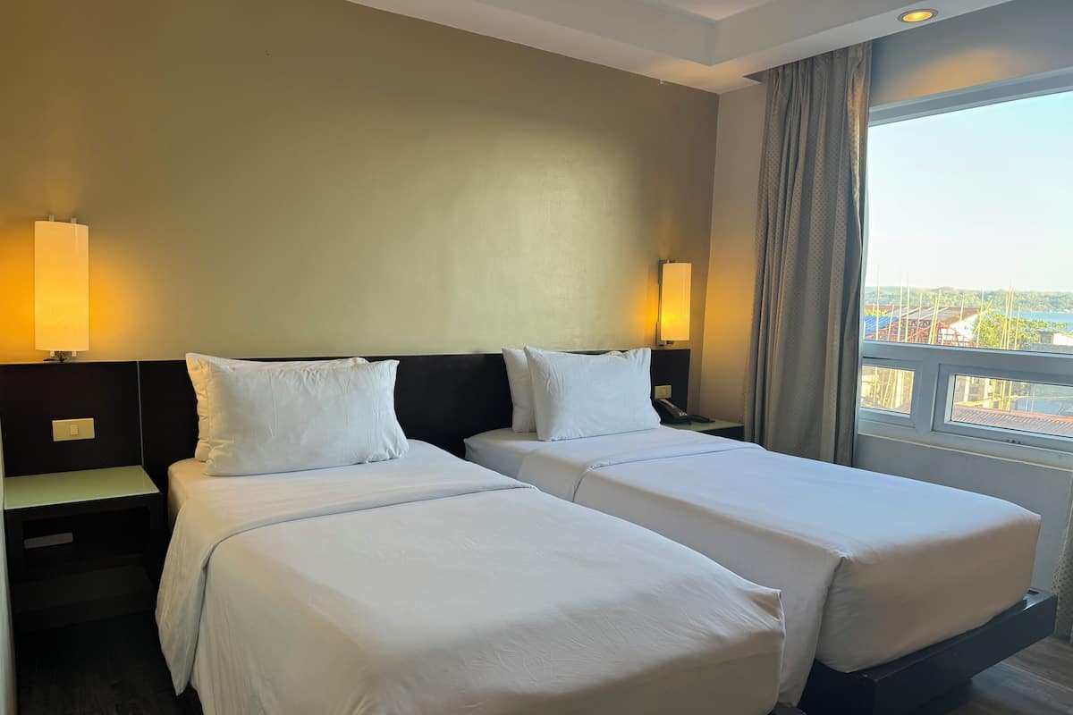 Quarto duplo standard | Escrivaninha, ferros/tábuas de passar roupa, Wi-Fi de cortesia