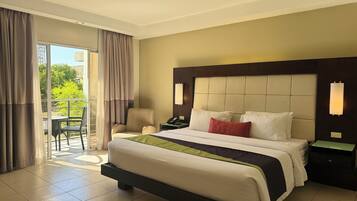 Deluxe Room, 1 King Bed | Balcony view