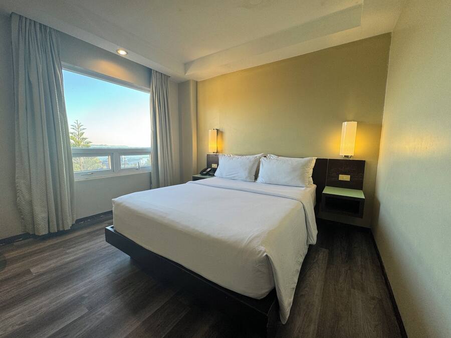 Standard Queen Room | Desk, iron/ironing board, free WiFi, bed sheets