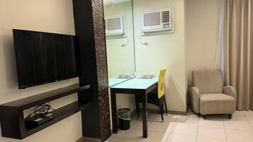 Deluxe Room | Desk, iron/ironing board, free WiFi, bed sheets