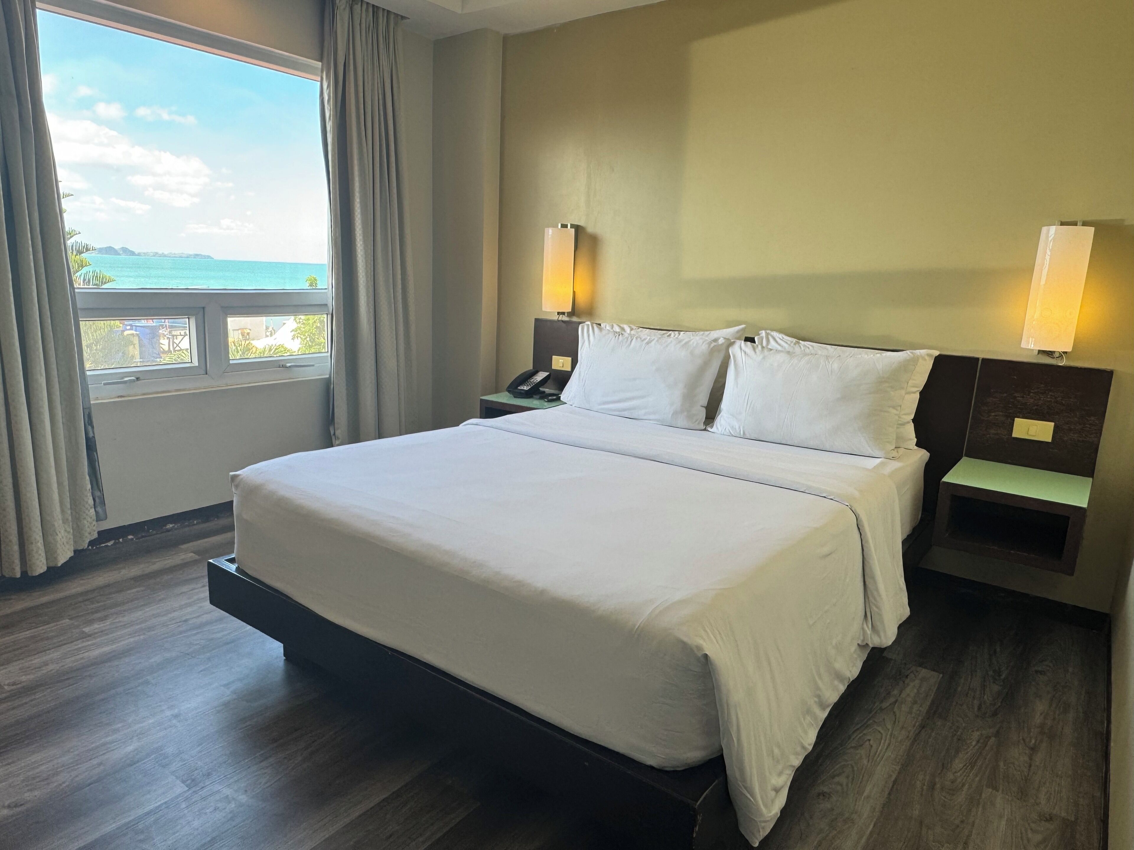 Standard Queen Room | Desk, iron/ironing board, free WiFi, bed sheets