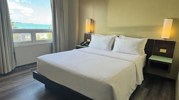 Standard Queen Room | Desk, iron/ironing board, free WiFi, bed sheets