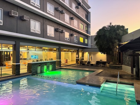 Outdoor pool, pool loungers. Circle Inn - Iloilo City Center