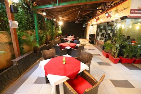 Se sirven desayunos, almuerzos y cenas; cocina india