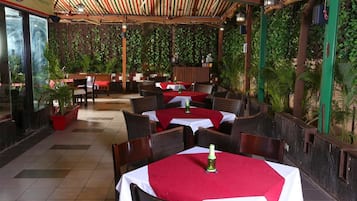 Se sirven desayunos, almuerzos y cenas; cocina india
