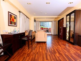 Una televisión LCD, una chimenea