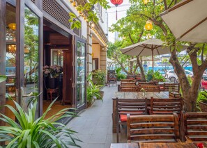 Front of property - evening/night - Chu Hotel (Da Nang)