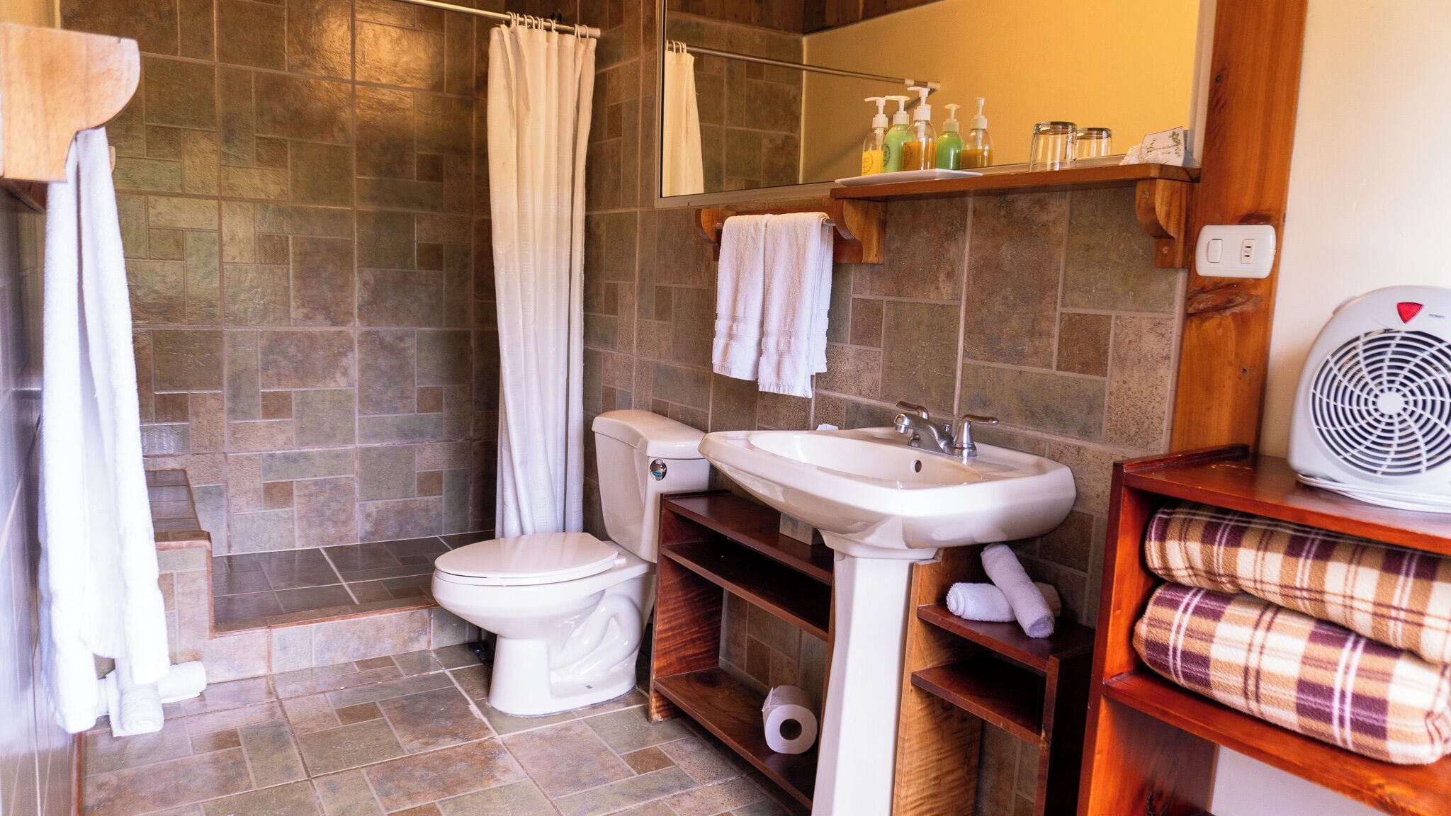 standard room, garden view | bathroom | towels, soap, shampoo