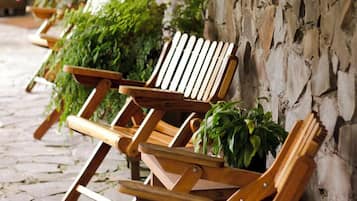 Habitación estándar, vista al jardín | Caja de seguridad en la habitación, cuna de viaje y camas extra