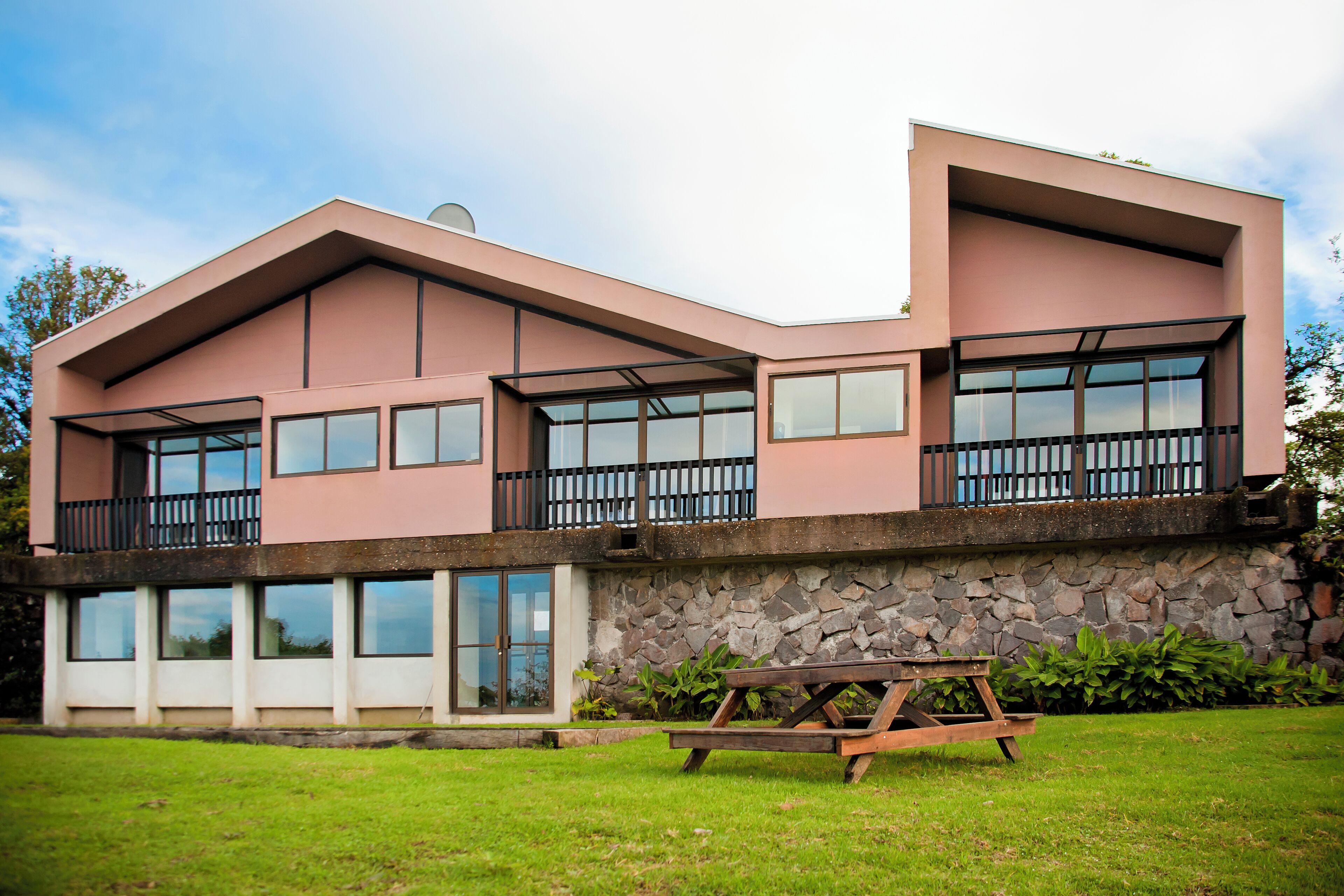 Vista frontal de la propiedad