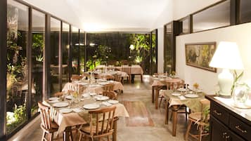 Petit déjeuner et dîner servis sur place