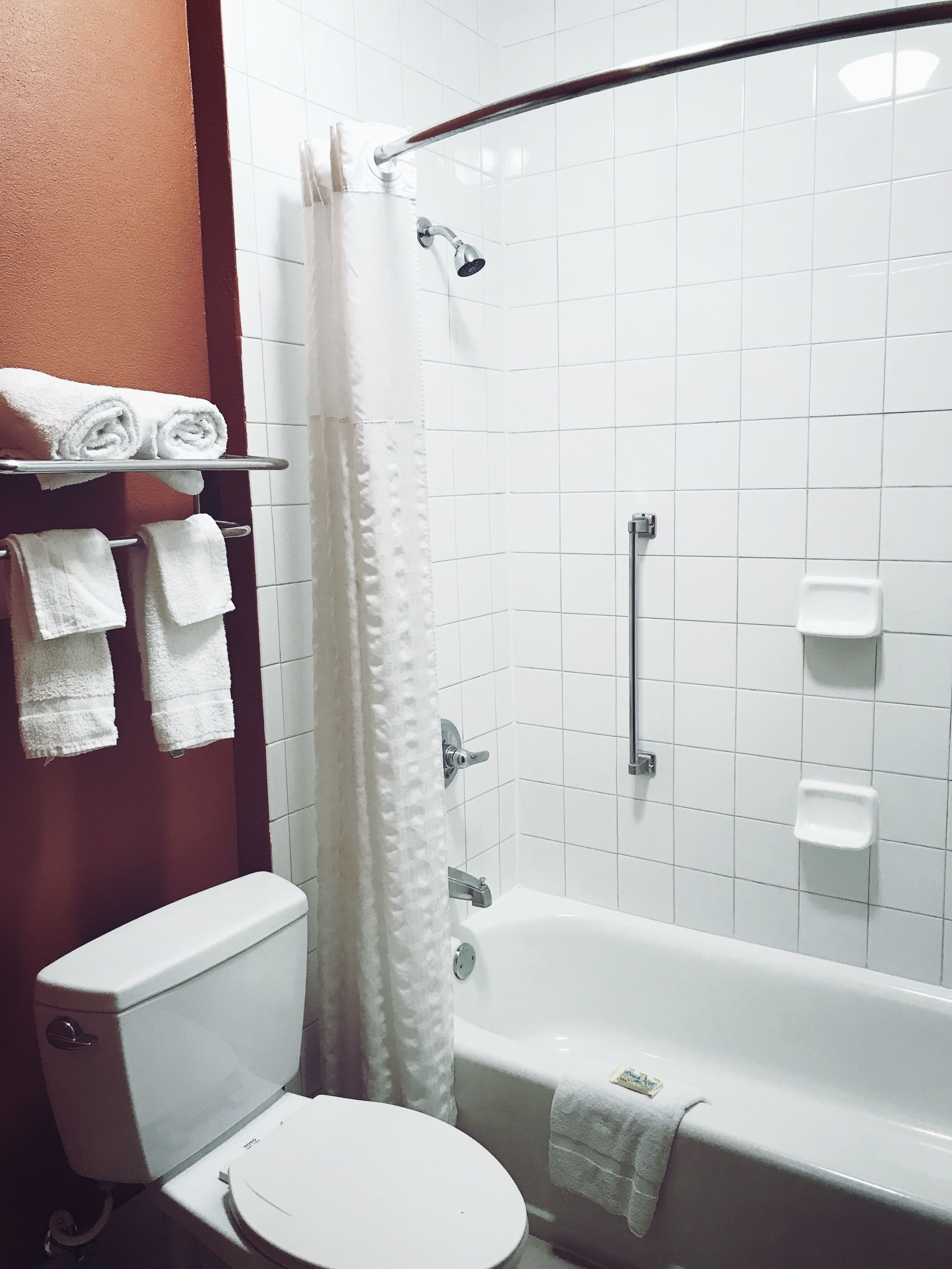 Ein Badezimmer mit Toilette, Badewanne und Duschvorhang.