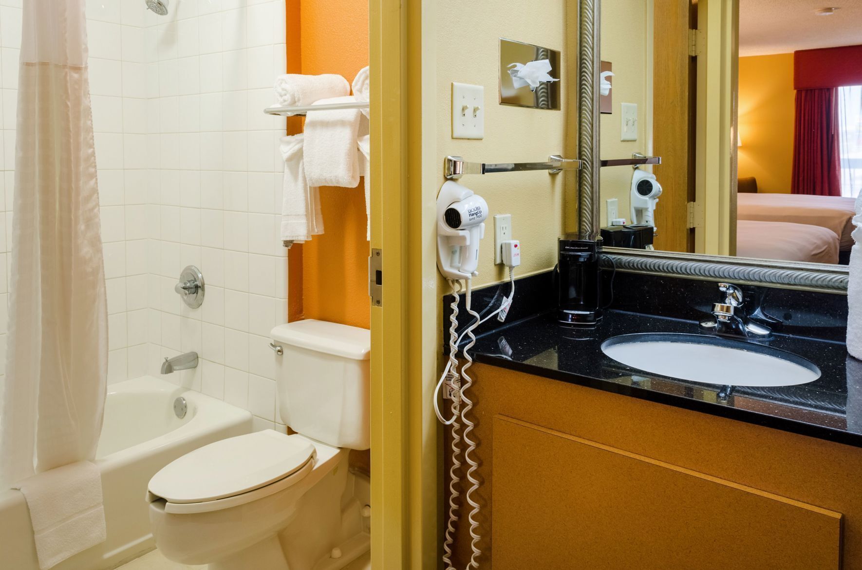 Bathroom | Combined shower/tub, free toiletries, hair dryer, towels