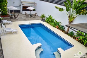 Outdoor pool, pool umbrellas - Pantanal Inn Hotel (Asunción)