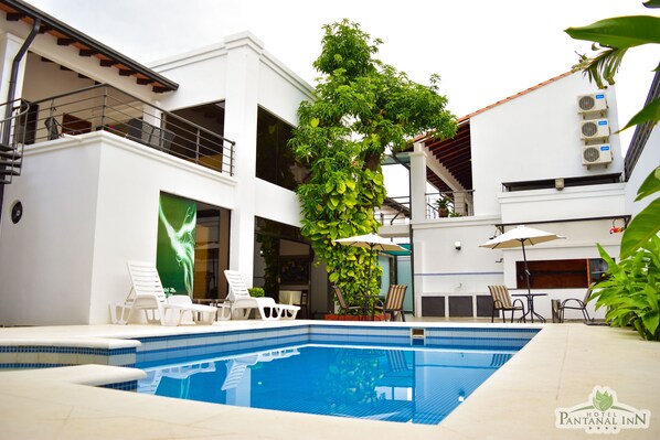 حمّام سباحة خارجي، مظلات على حمّام السب احة