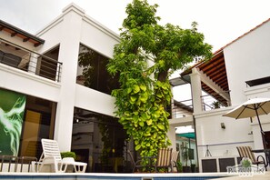 Piscine extérieure, parasols de plage