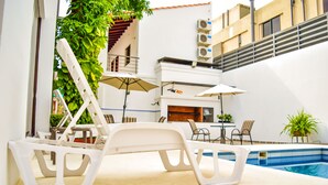 Outdoor pool, pool umbrellas - Pantanal Inn Hotel (Asunción)