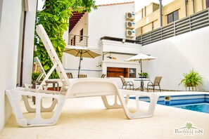 Piscine extérieure, parasols de plage