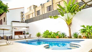 Outdoor pool, pool umbrellas - Pantanal Inn Hotel (Asunción)