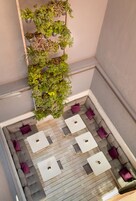 Sarapan prasmanan setiap hari (EUR 15 per orang)