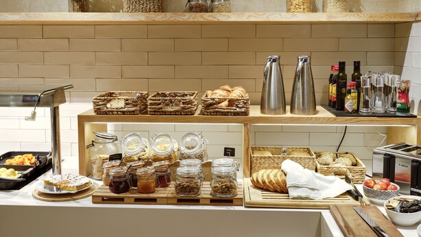 Ein reichhaltiges Frühstücksbuffet mit verschiedenen Speisen und Beilagen.