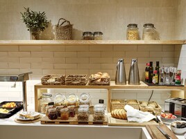 Sarapan prasmanan setiap hari (EUR 15 per orang)