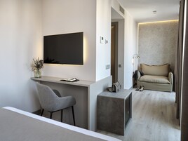 Suite Junior, teras | Seprai katun Mesir, seprai premium, selimut bulu angsa, dan busa memori