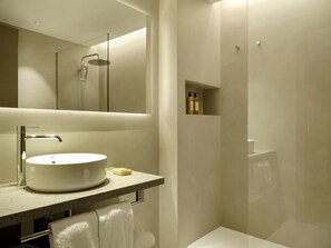 Deluxe-Doppelzimmer | Badezimmer | Dusche, Designer-Toilettenartikel, Haartrockner, Hausschuhe