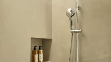 Een moderne douche met een handdouche en een regendouchekop.