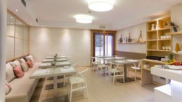 Esmorzar diari d'estil bufet (15 EUR per persona)