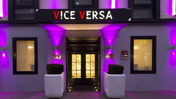 Das Hotel mit einer auffälligen Schrifttafel mit dem Schriftzug "VICE VERSA".