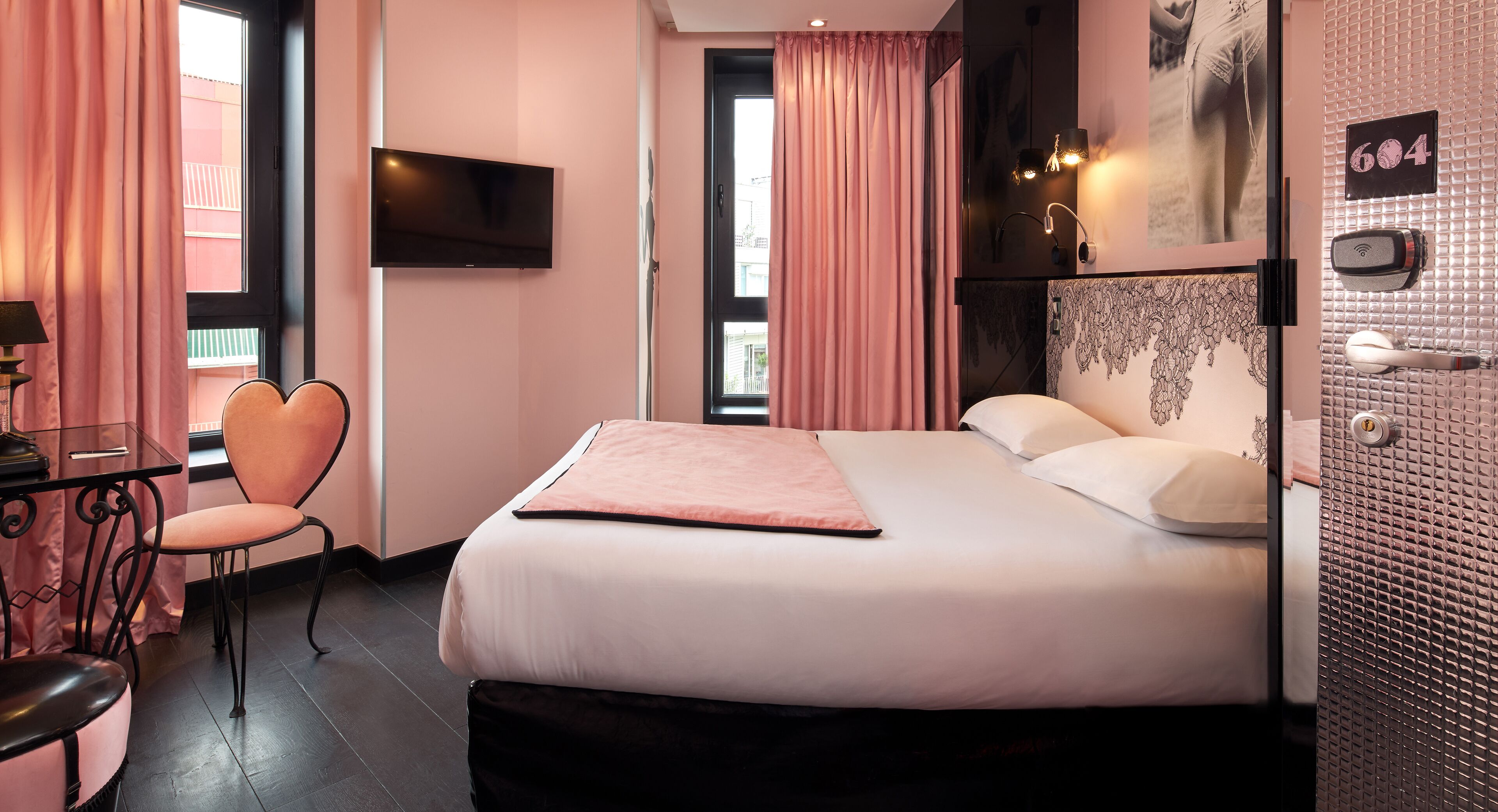 classic double or twin room | minibar, in-room safe, desk, soundproofing