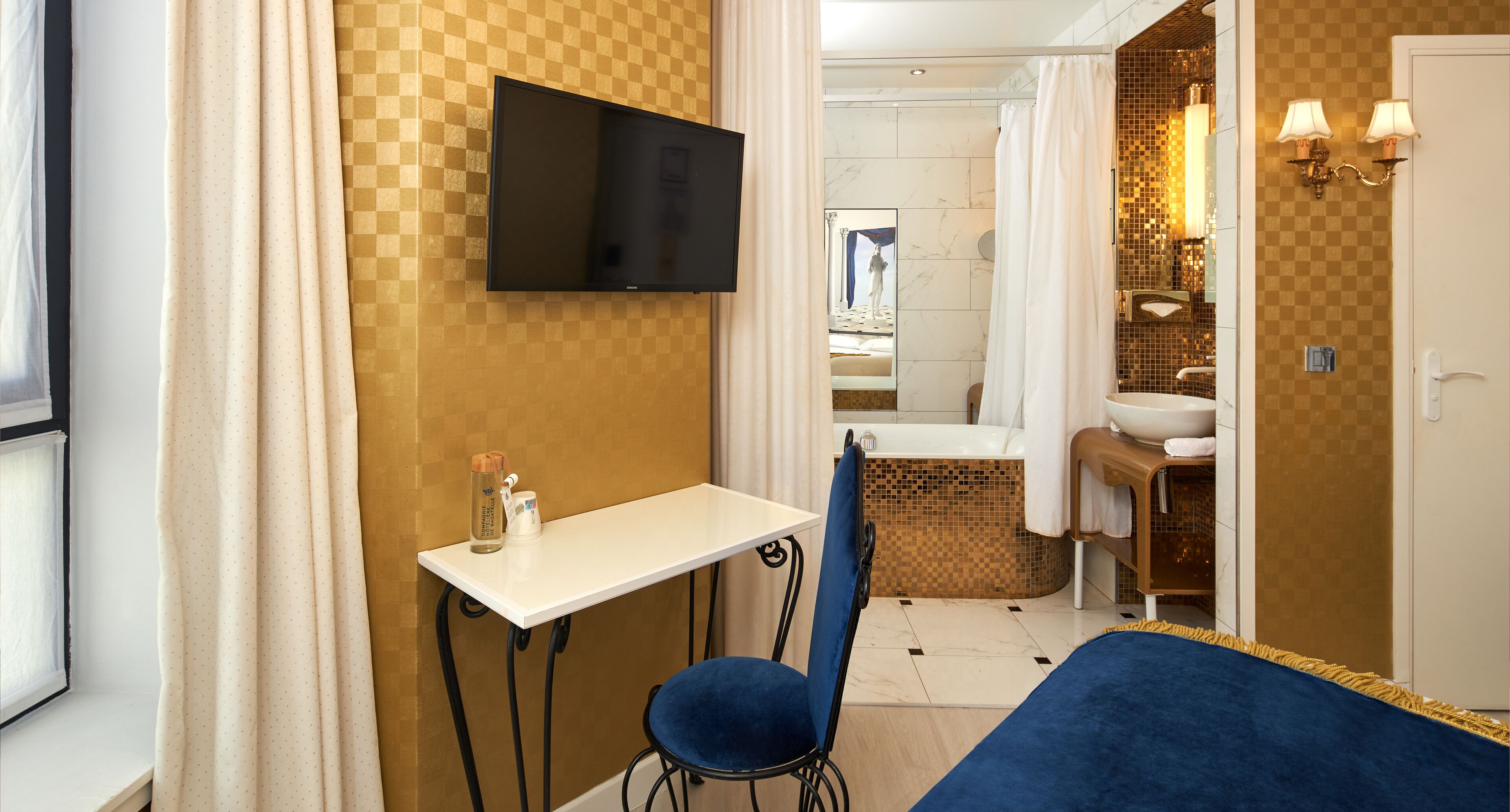 deluxe room | minibar, in-room safe, desk, soundproofing