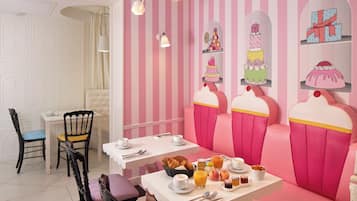 Bữa sáng buffet hàng ngày (20 EUR/mỗi người)