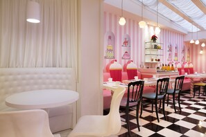 Desayuno buffet (EUR 20 por persona) 